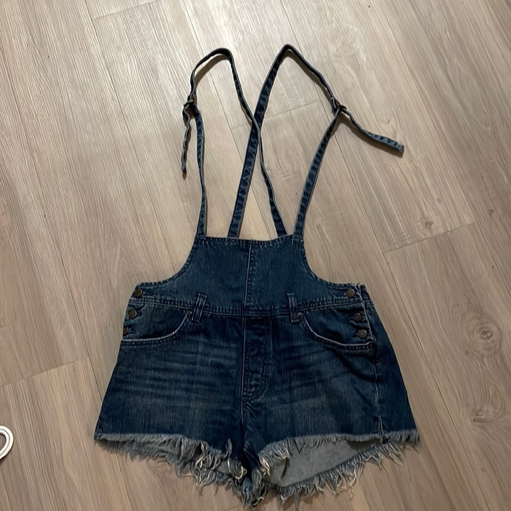 BNWT free people short overall. Size button. Adjustable straps. Size 28!